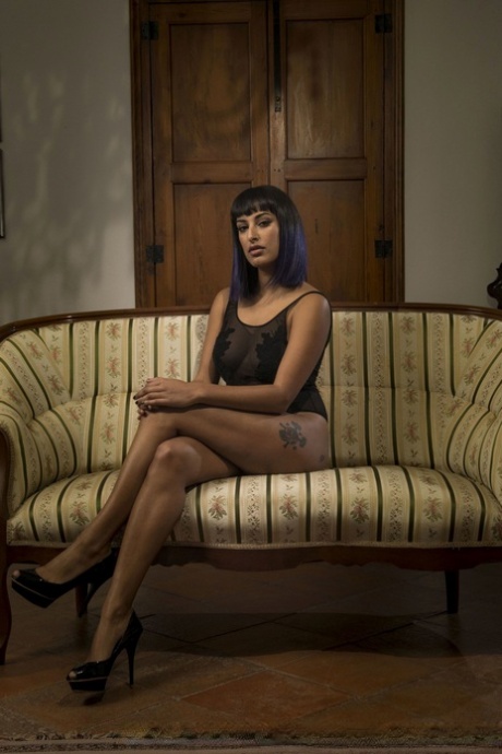 Kali Sudhra, una dómina asiática con curvas increíbles, monta una BBC en acción BDSM