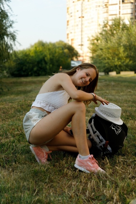 Roztomilá amatérská teenagerka Diana Sedova vystavuje svá nádherná prsa a tělo