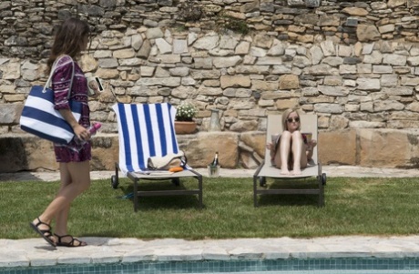 Hotties Julia Roca & Sicilia ägnar sig åt lesbisk fittätning utomhus