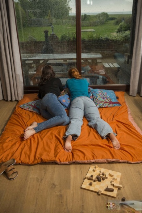 Seksowne kobiety Loveday i Tindra Frost pokazują swoje duże cycki i pozują na łóżku