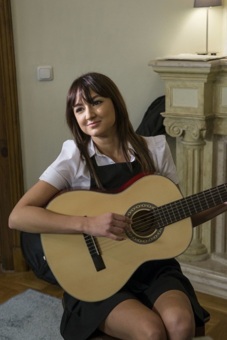 Søde spanske musikere bliver vilde og beskidte i en teenagesamling