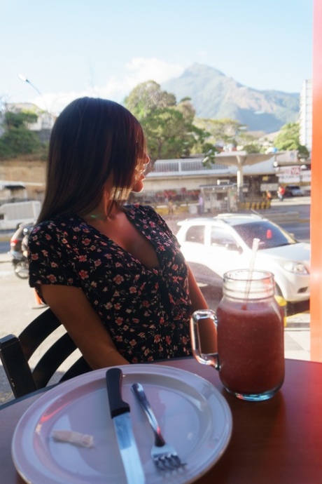 A venezuelana Beba Lopez mostra as suas mamas e rabo incríveis num solo