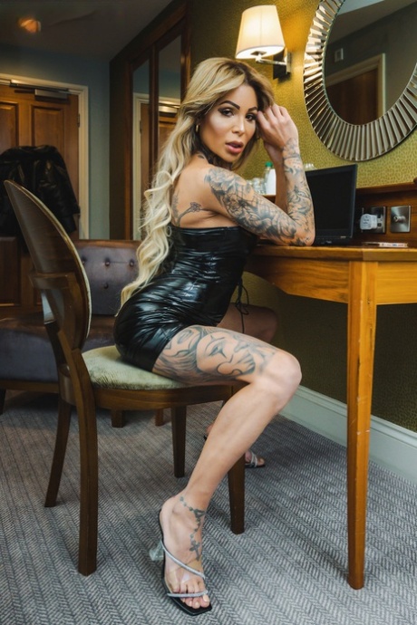 Inked Latina Shemale Vanessa Jhons breitet ihre großen Arschbacken aus und zeigt ihren Schwanz