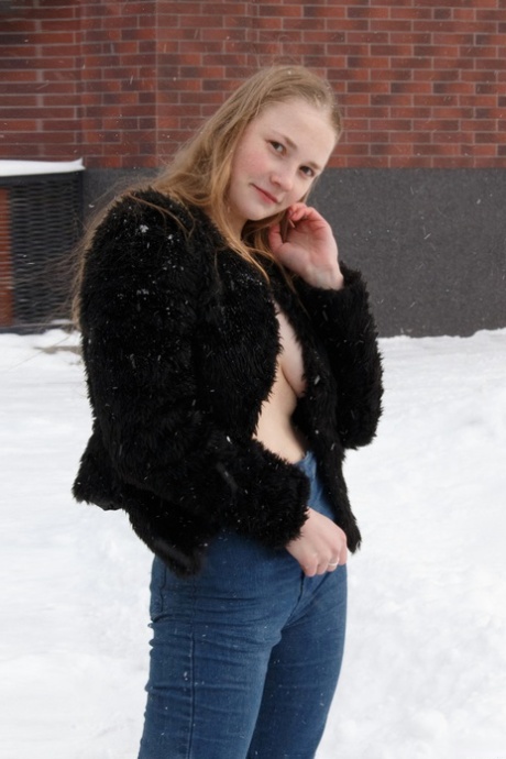 Lida Nowak montre ses seins naturels et pose dans la neige.