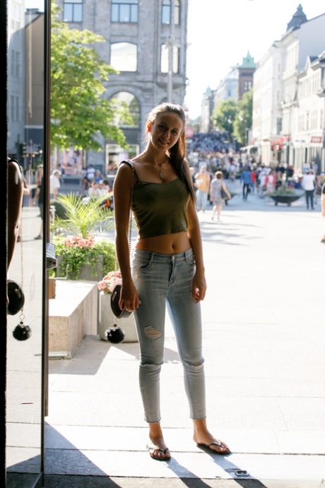 Sexet babe Jessica Albanka viser sine flotte bryster efter at have drillet i jeans i offentligheden