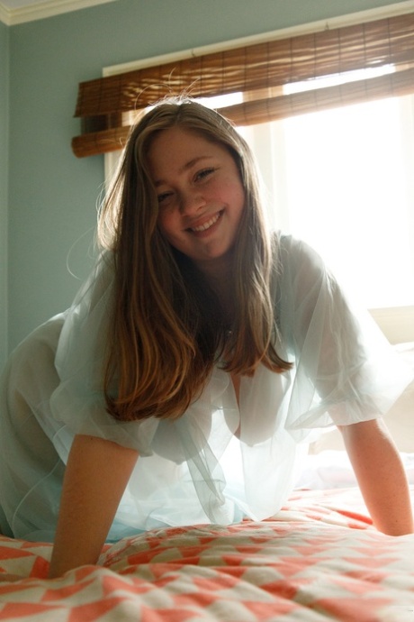 Smuk amatørbabe med store bryster Rose Fessenden poserer i sin gennemsigtige kjole