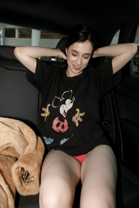 Giulia Wylde expose ses jolis seins et ses fesses juteuses dans une voiture.