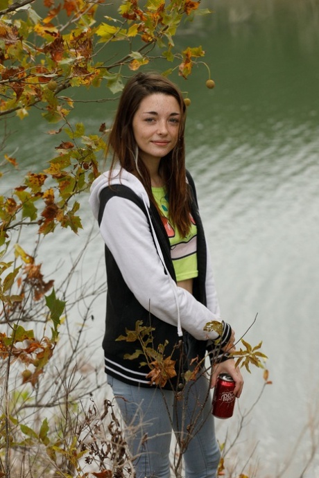 Lieve magere babe Hannah Tarley laat haar schattige kontje en kleine tietjes buiten zien