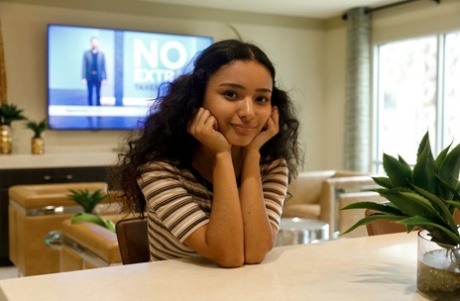 Exotische Amateur-Latina Renee Macias zeigt ihren großen Hintern und Höschen in der Öffentlichkeit