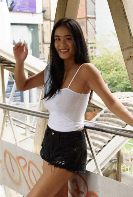Hot Asian babe Kahlisa Boonyasak Streifen & zeigt ihre großen Titten nach dem Joggen