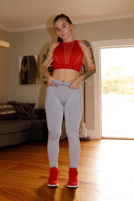 Schattig amateur babe Sasha Apex verliest haar sportswear en toont haar geïnkt lichaam