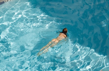 Das dünne Amateurluder Zoey Luna zeigt ihre große Beute im Pool in einem Solo