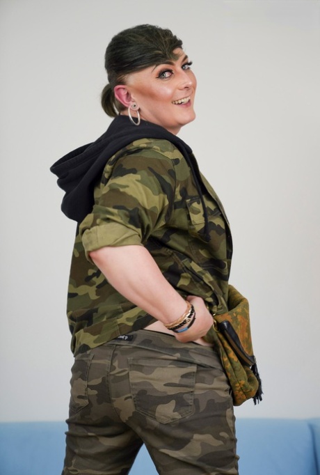 Kinky Shemale Sam Hall wirft ihr Militär-Outfit ab und posiert nackt