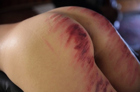 Brunettbrud får smärtsam smisk på rumpan av sin mogna BDSM-handledare