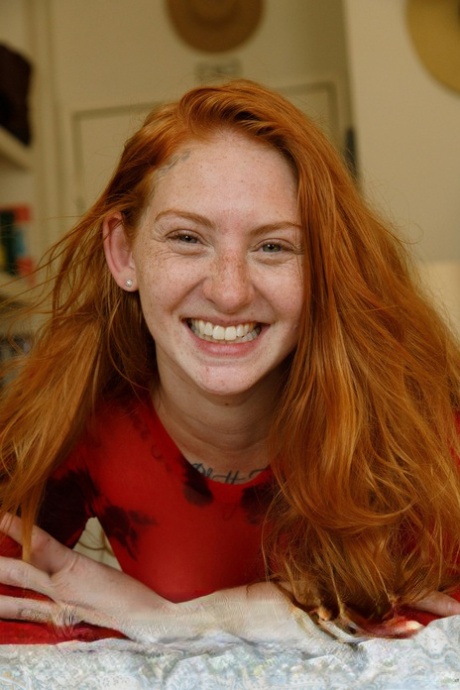 Freckled ginger teen med tatoveringer juli September flaunts hendes varme røv hjemme
