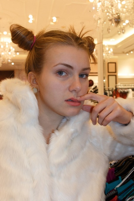 A miúda russa Tatiana Penskaya a exibir as mamas e a rata no centro comercial