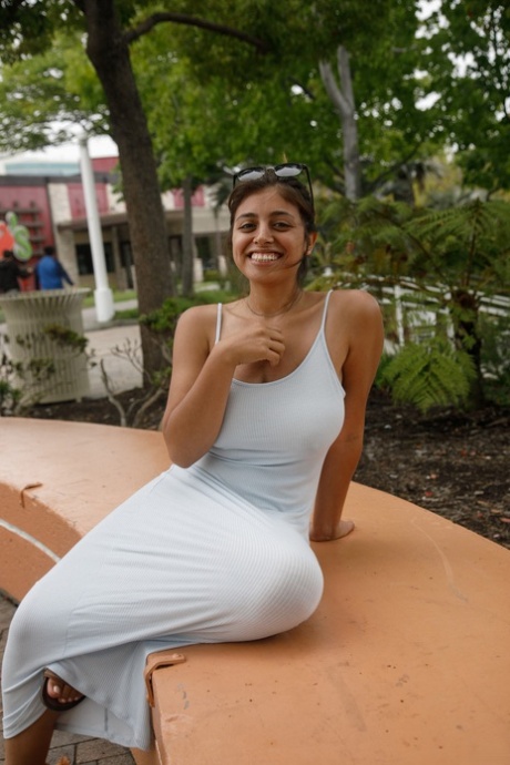 Latina Ella Knox pronkt met haar ronde lichaam & decolleté in een strakke jurk buiten