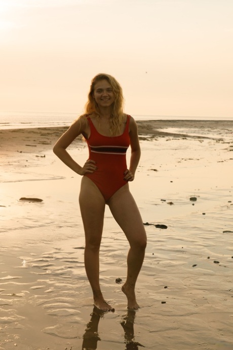 La sexy Sofia Orlova in costume da bagno che si sporca in spiaggia