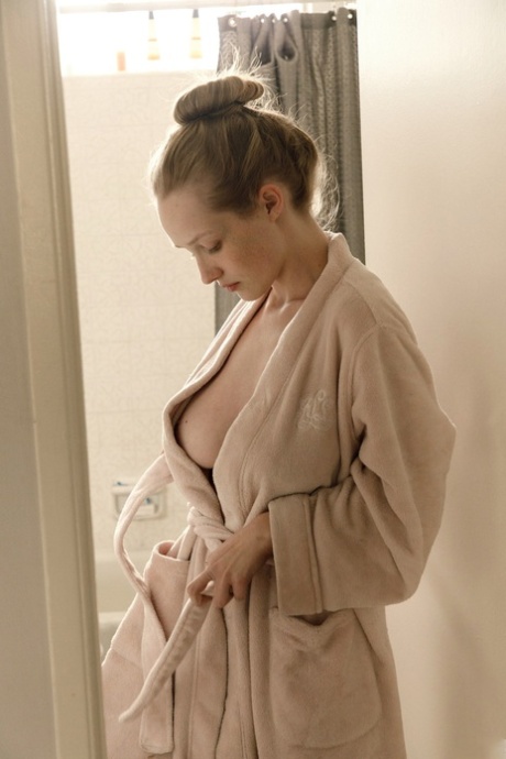 Verführerisches Babe Giana Van Patten zeigt ihren schönen nackten Körper und ihre großen Titten