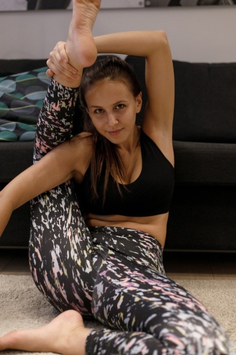 Amatorska piękność Jessica Albanka rozbiera się po sesji jogi i pokazuje swoje cycki