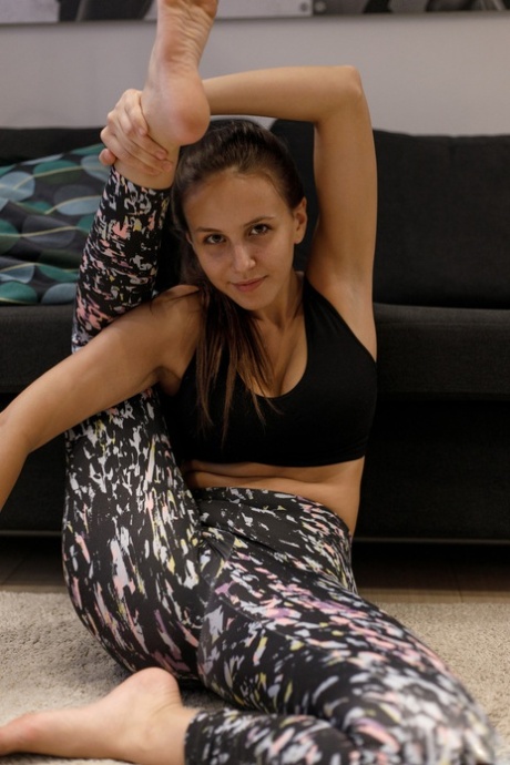 Amateur schoonheid Jessica Albanka stript na haar yoga sessie & laat haar borsten zien