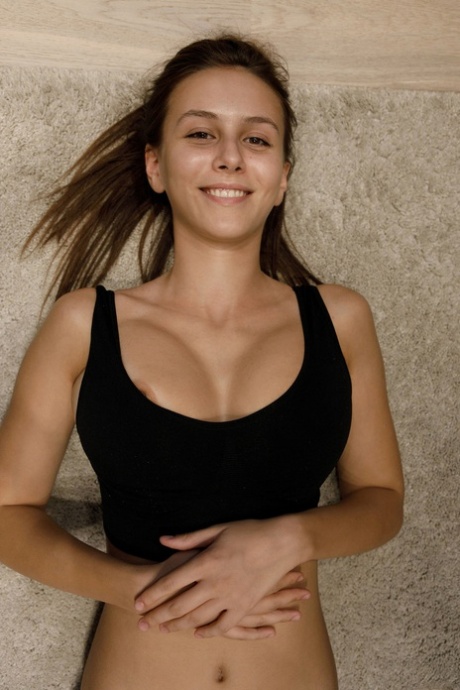 Amateur schoonheid Jessica Albanka stript na haar yoga sessie & laat haar borsten zien