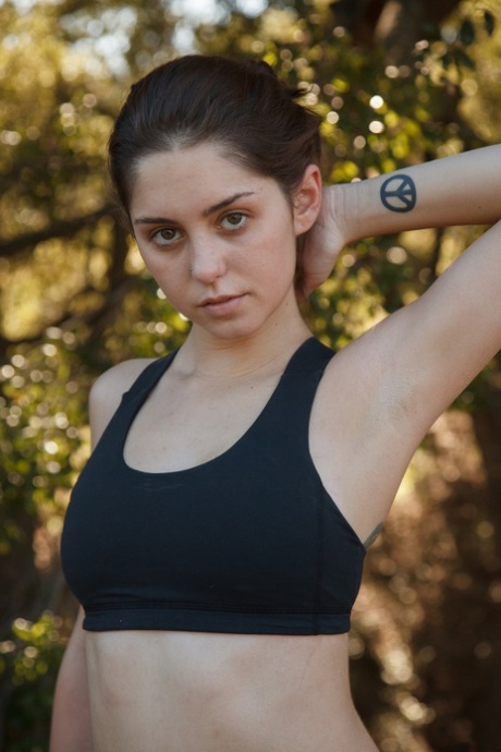 La jeune Christine Ash se déshabille et montre son corps chaud lors d'une randonnée.