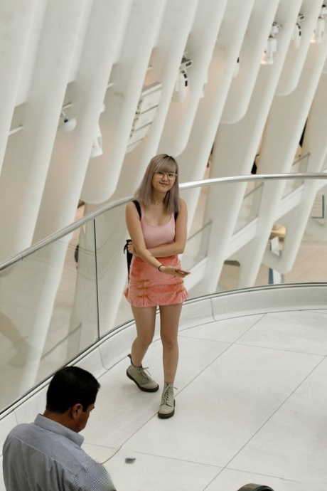 Barbie Qu, une asiatique naïve, exhibe ses seins et sa culotte en public