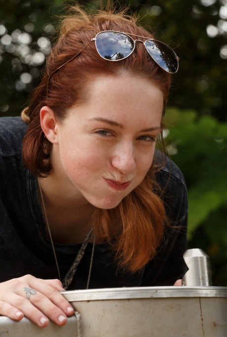 Słodki rudowłosy amator dziewczyna Kelsey Berneray exposes jej hipnotyzujący duży cycki