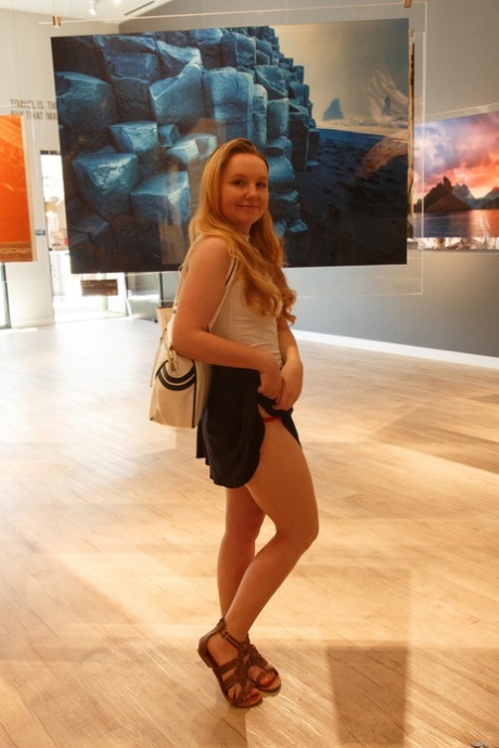 Petite amatör babe Oakley Jacobs visar sin stora röv & trosor offentligt