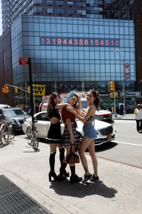 Babe i provokerende tøj Skye Blue poserer med sine veninder i offentligheden