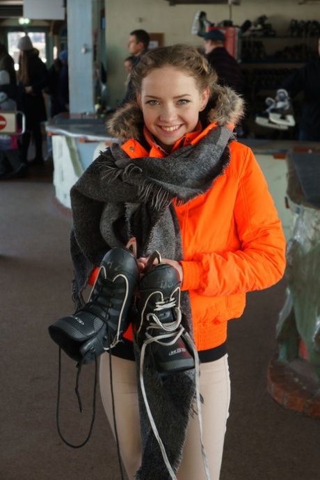 Mooi tiener Faina Bona shows haar klein tieten na ice skating