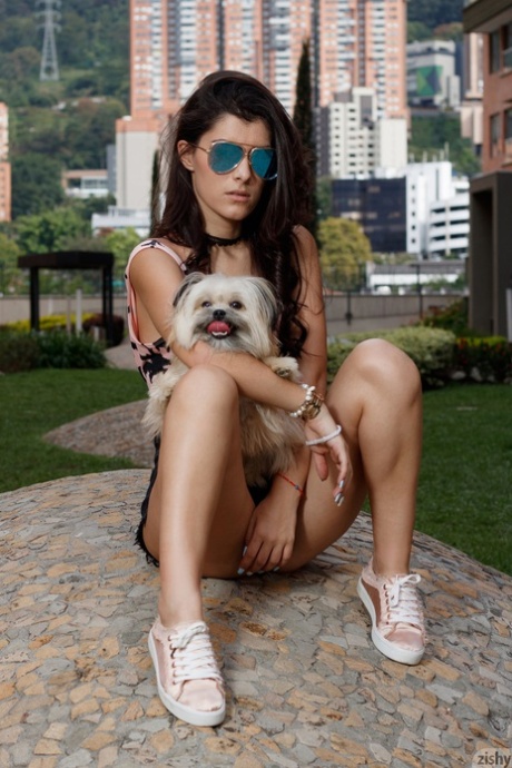 Wspaniała kolumbijska laska Kate Maze pokazuje swój duży tyłek i soczyste piersi