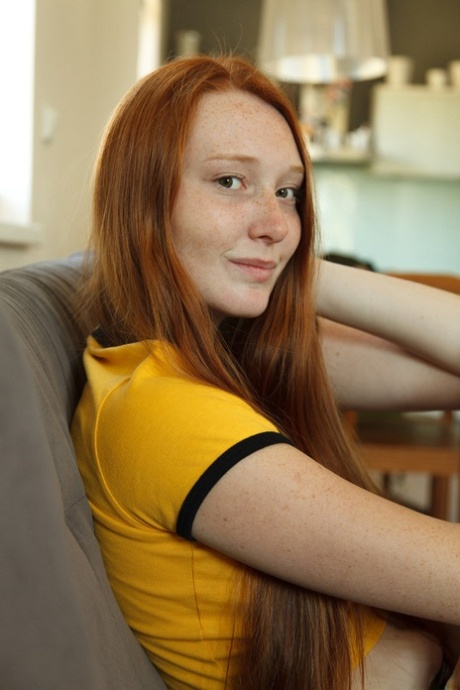长发红发的 Petrine Krahlove 展示她的大屁股和天然乳房