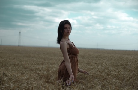 Atemberaubendes Amateur-Babe Lyalya massiert ihre großen Titten in einem Weizenfeld
