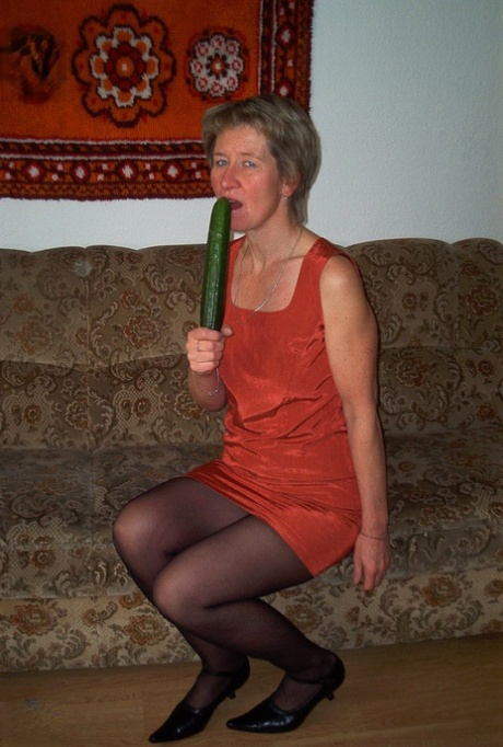 Huisvrouw Christina speelt haar geile kutje met een komkommer & pist in een kom