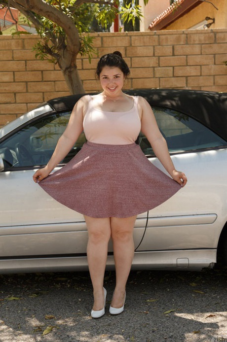 Den kurviga flickvännen Carolina Munoz visar sin feta rumpa och vita underkläder med spets