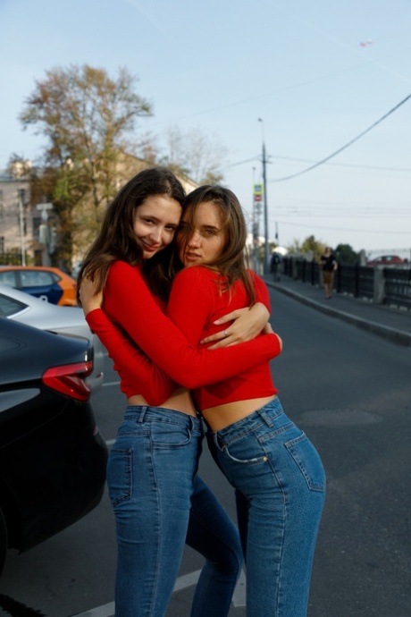 Las guapas modelos de jersey rojo Disha & Alevtina Batman enseñan sus culos juntas