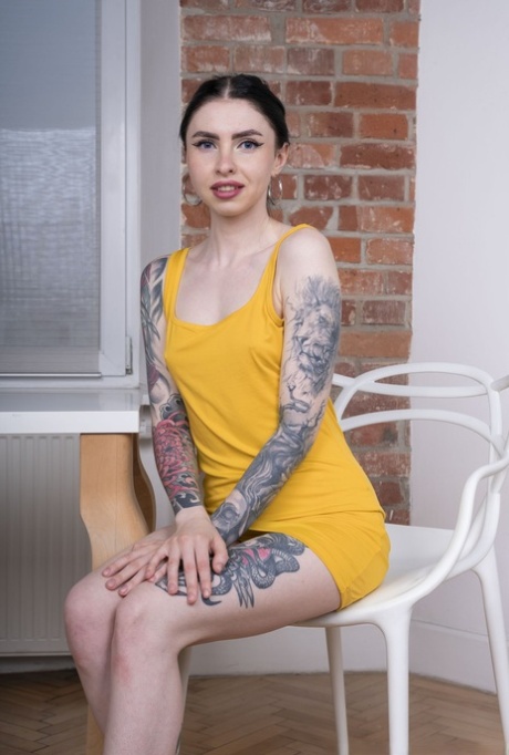 Inked American Babychocolate zieht sich aus und fickt ein lila Spielzeug in einem Solo