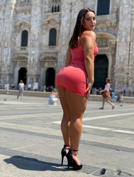 Italiaanse Sara Diamante pijpt een grote lul nadat ze in het openbaar met haar dikke kont pronkt