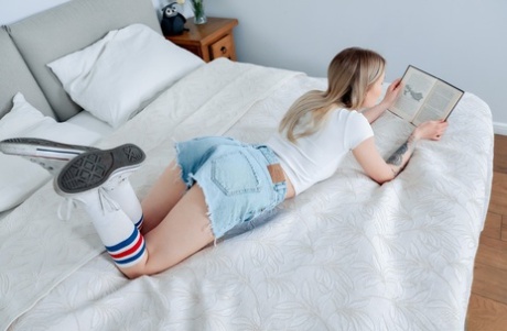 Den europeiske tenåringen Mimi Cica viser frem sin tatoverte kropp og onanerer på en seng.