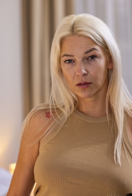 Sexy tsjekkisk babe Karol Lilien stripper i en solo og berører hennes store pupper og fitte