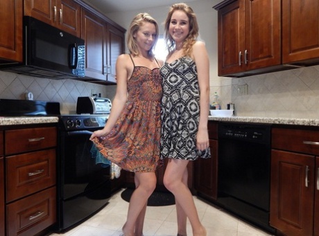 Sexy lesbische Teens Nicole & Kinsley zeigen ihre heißen Ärsche in Höschen & nackt