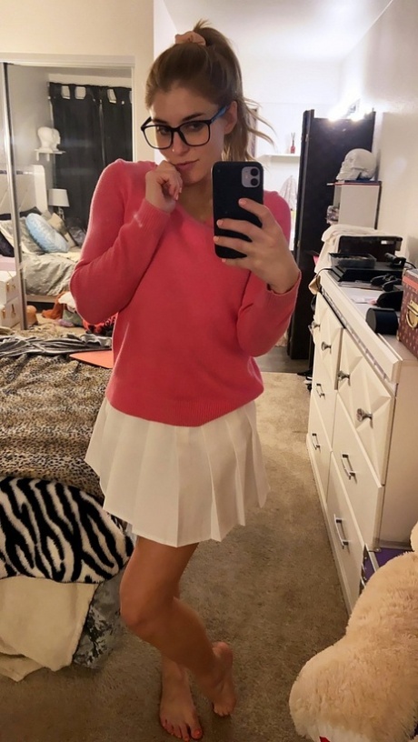 Schattige tiener Nikki poseert in haar sexy outfits en naakt in haar compilatie