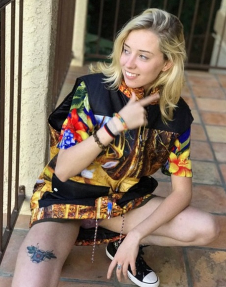 Den smukke teenager Haley poserer i sexet tøj og nøgen bagdel i en compilation