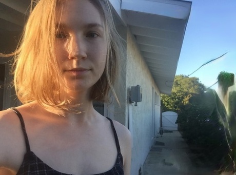 La deliziosa teenager Claire in posa per i selfie in diversi abiti e bikini sexy