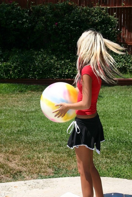 Lesbische Teens Amy & Brie werden oben ohne und spielen mit einem Ball am Pool