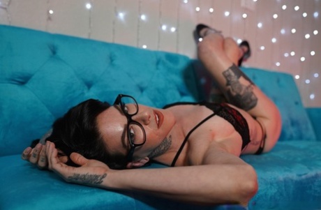 A estrela porno de cabelo corvo Olivia Black despe-se e mostra o seu corpo sexy com tatuagens