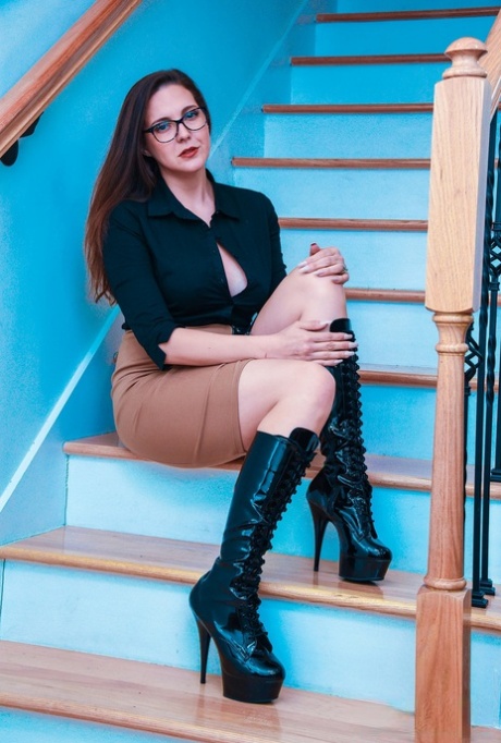 La belleza nerd Sadie Holmes se quita las botas negras y presume de pies y dedos calientes