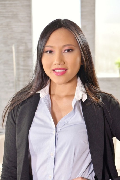 A secretária asiática May Thai recebe um DP num ménage inter-racial no escritório